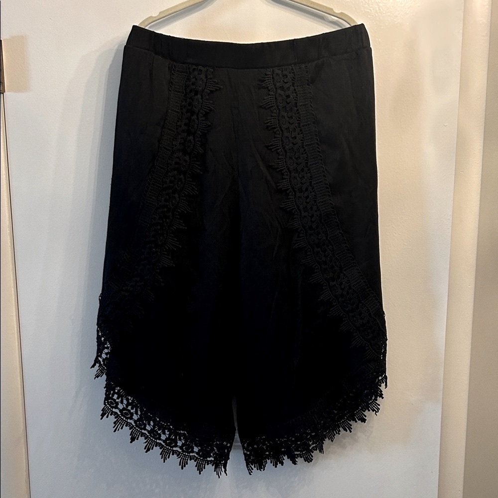 Chic Black Lace Women's Bermudas